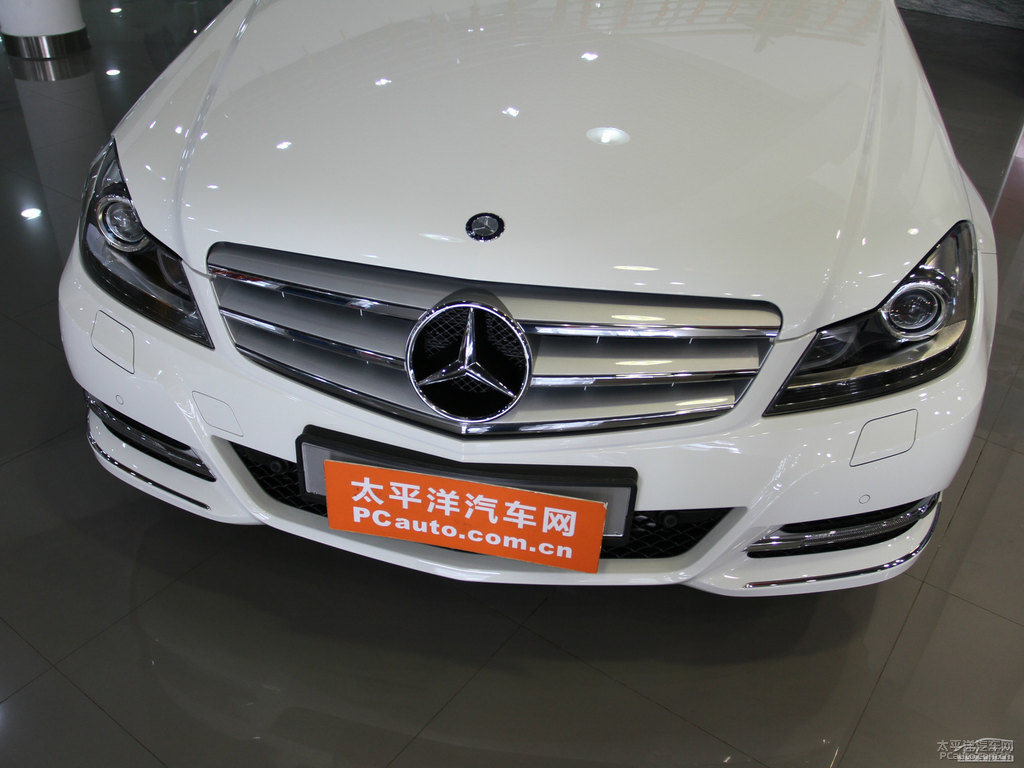 北極白奔馳C級(jí)外觀圖片