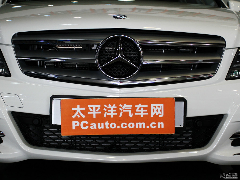 北極白奔馳C級外觀圖片