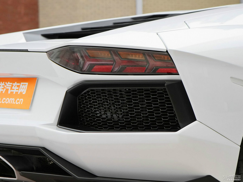 白色Aventador車(chē)尾外觀圖片