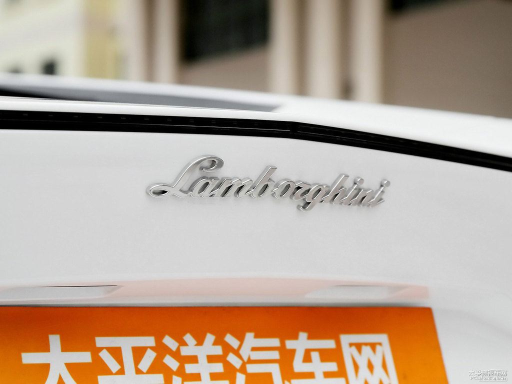 白色Aventador車尾外觀圖片