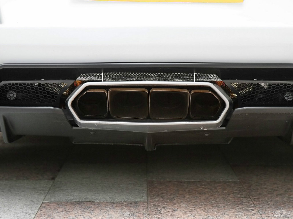 白色Aventador車尾外觀圖片