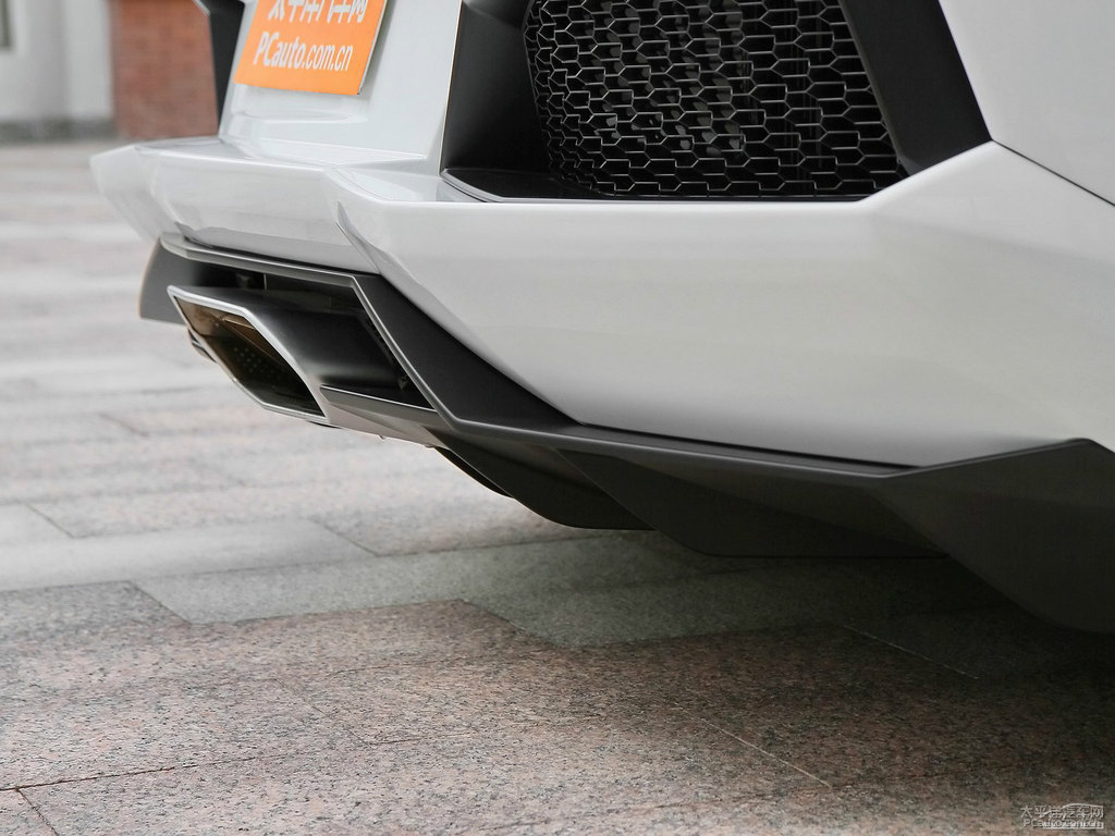 白色Aventador車尾外觀圖片