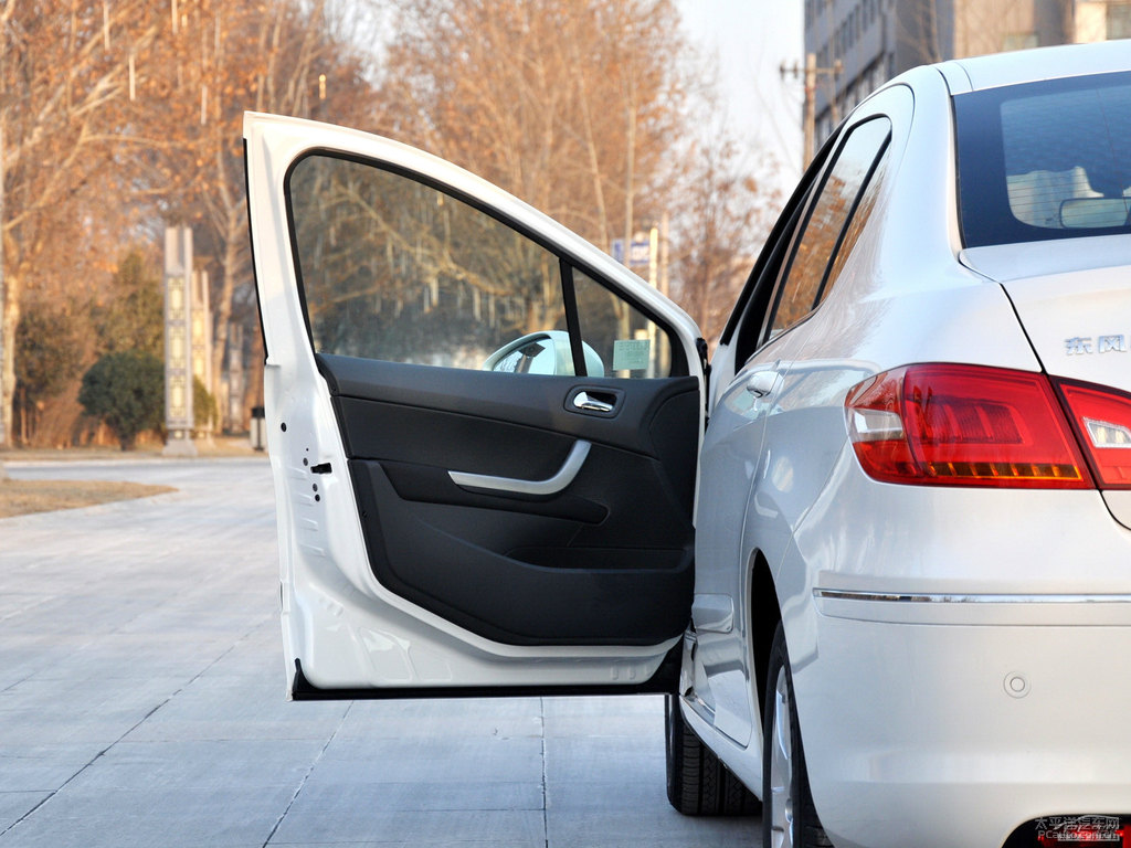 珠光白標(biāo)致408車廂內(nèi)飾圖片
