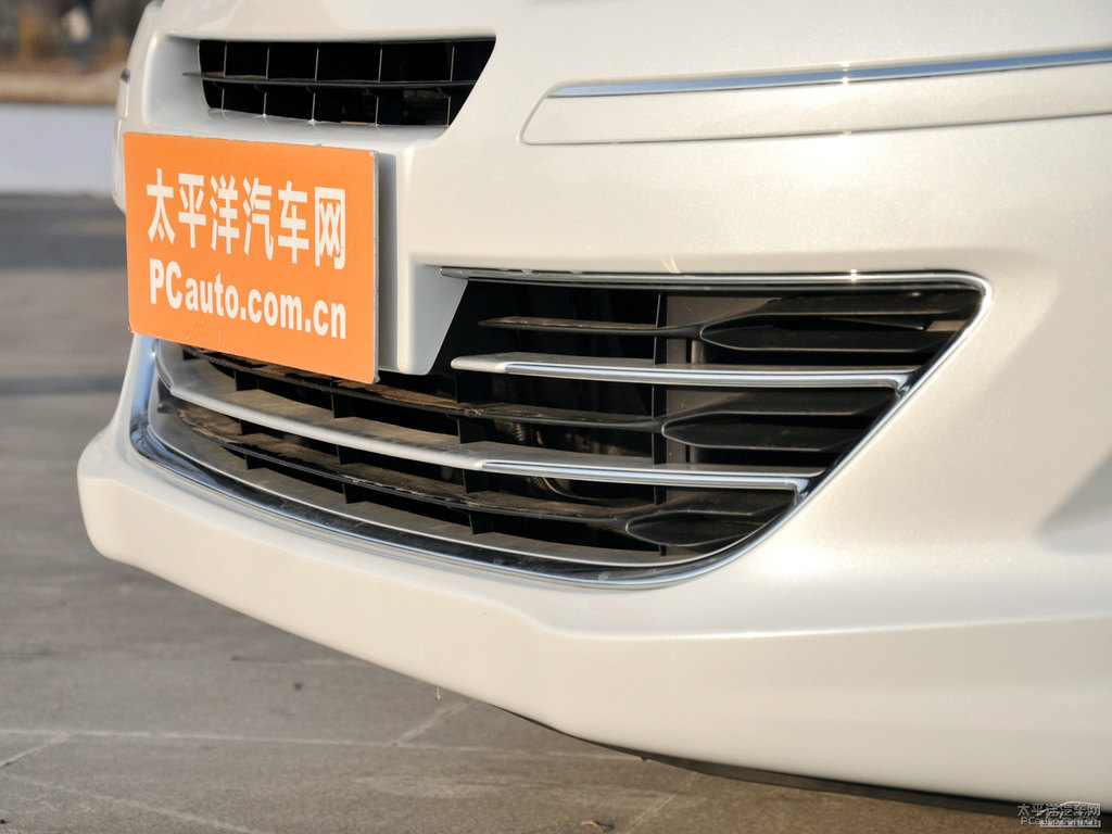 珠光白標(biāo)致408車(chē)頭外觀圖片