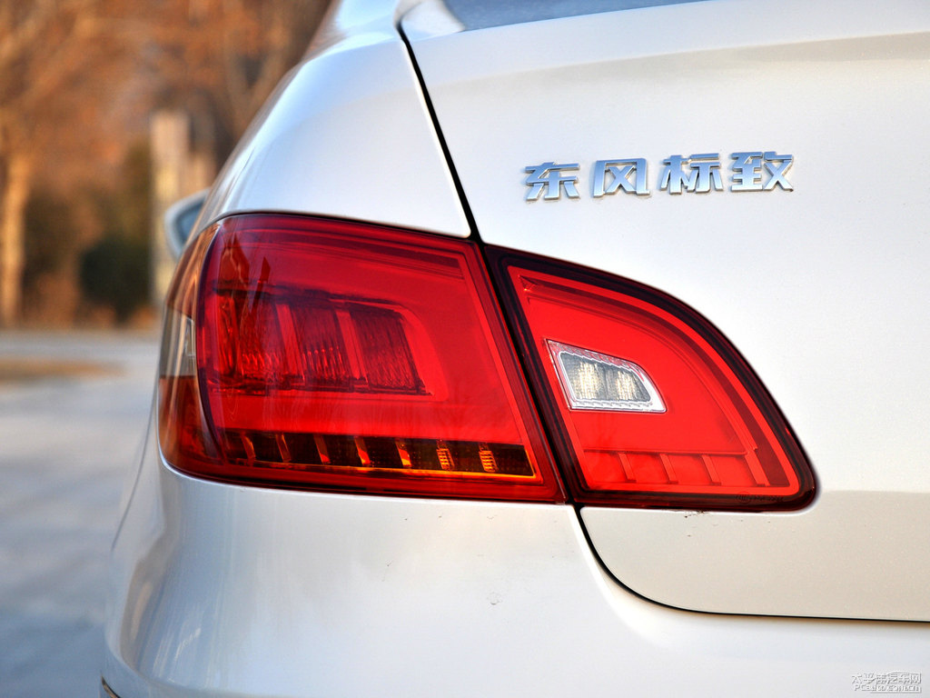 珠光白標致408車尾外觀圖片