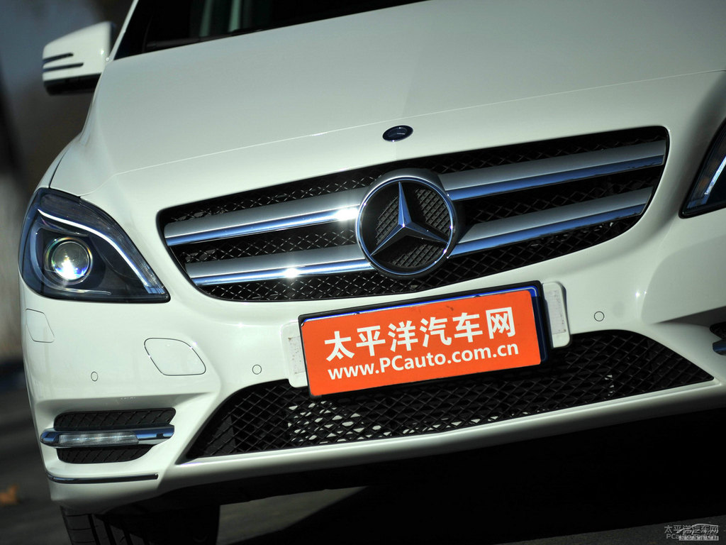 卷云白奔馳B級車頭外觀圖片