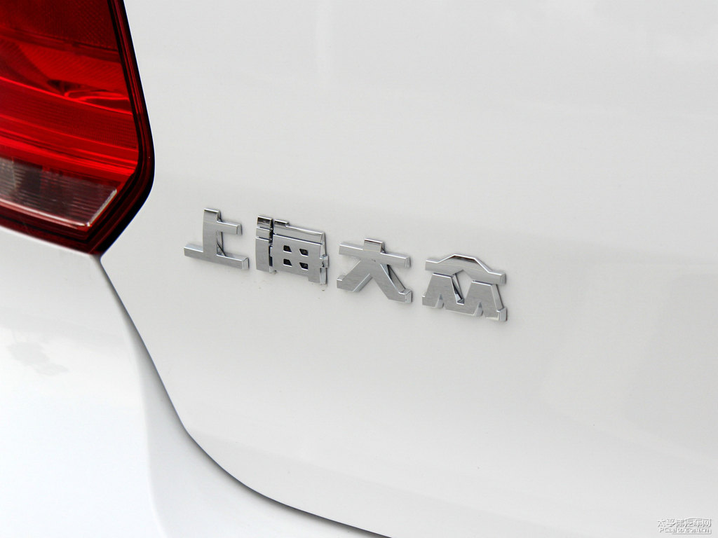 極地白大眾Polo車尾外觀圖片