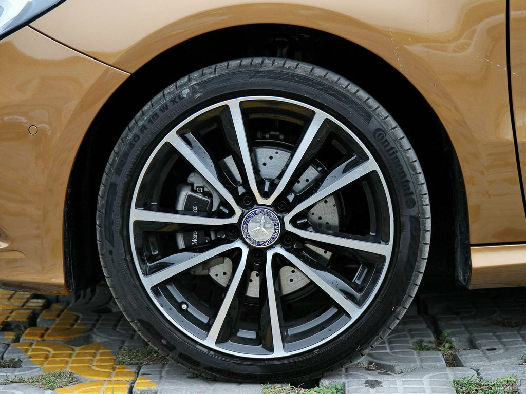 峽谷米色奔馳B級(jí)車身外觀圖片