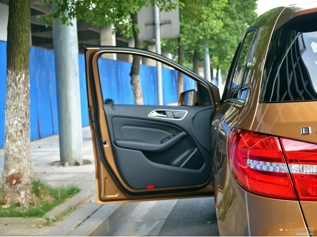 峽谷米色奔馳B級(jí)車廂內(nèi)飾圖片