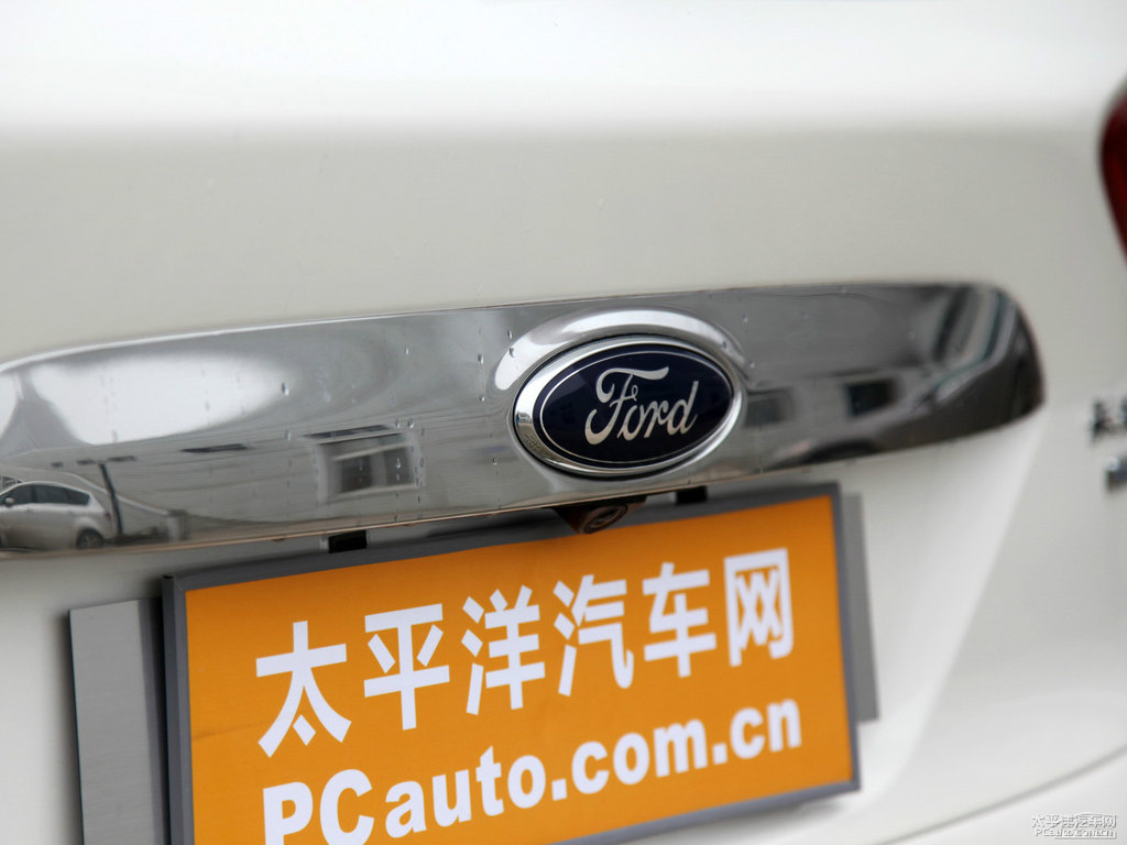 典雅白翼虎車尾外觀圖片