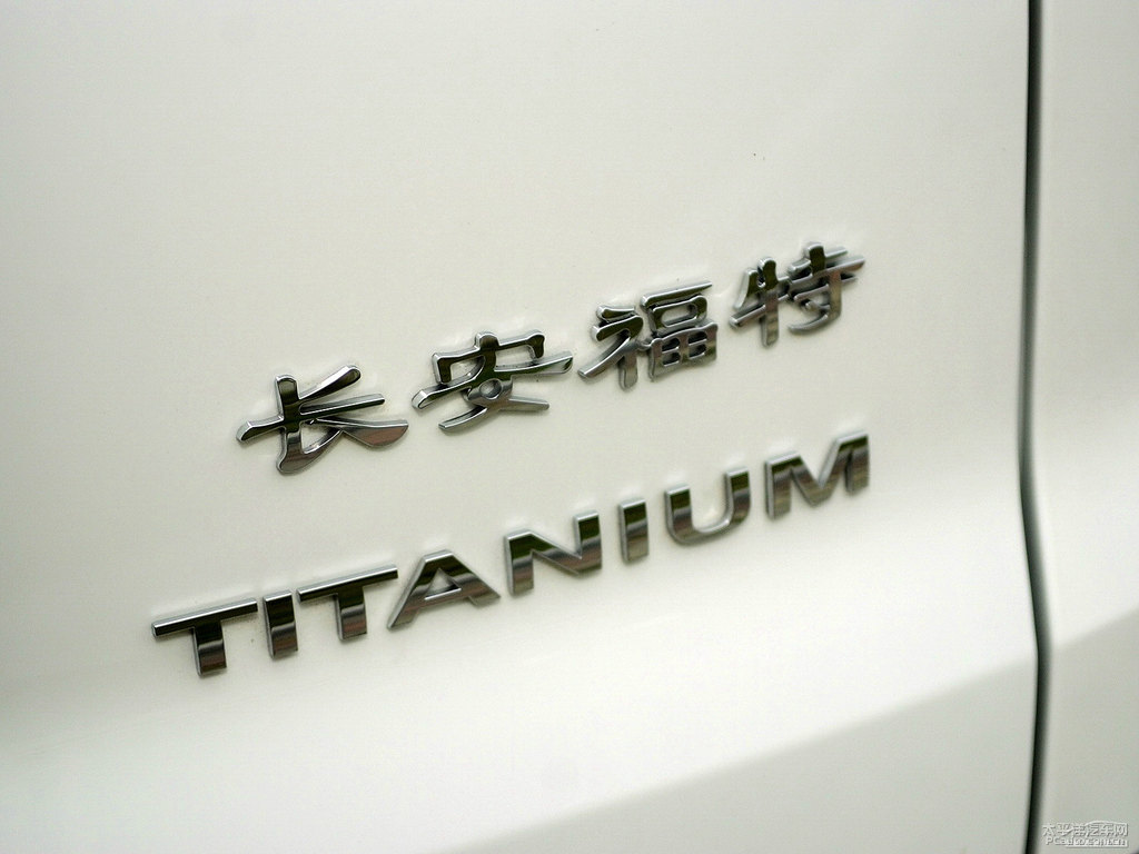 典雅白翼搏車尾外觀圖片