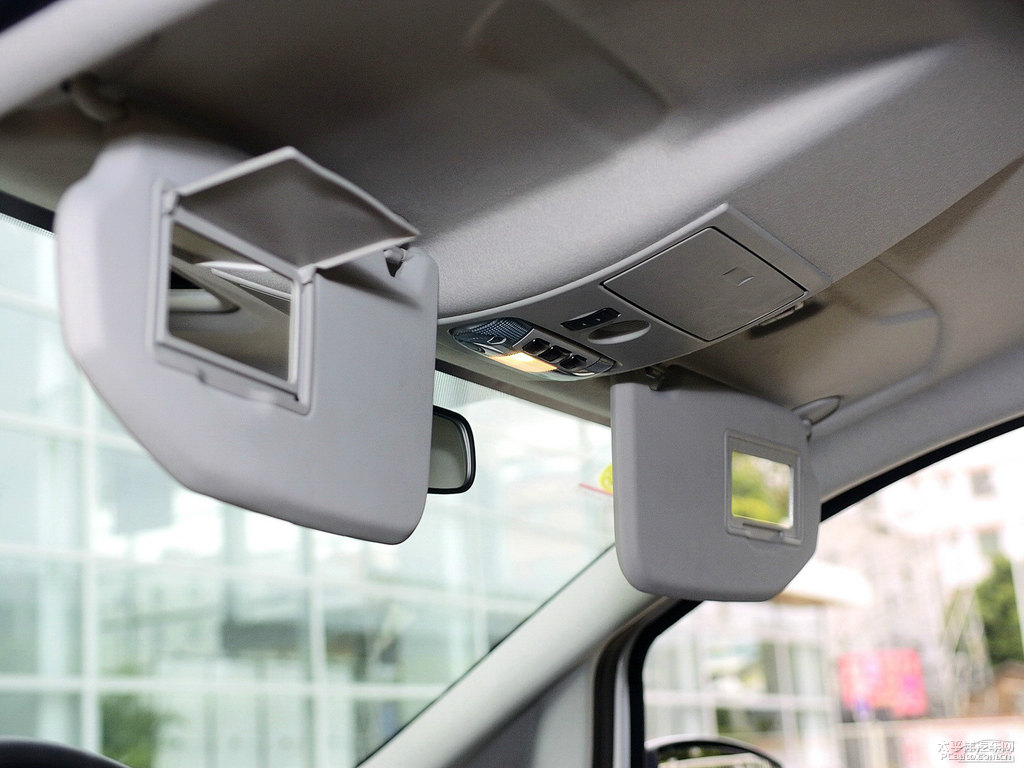 典雅白翼搏車廂內(nèi)飾圖片