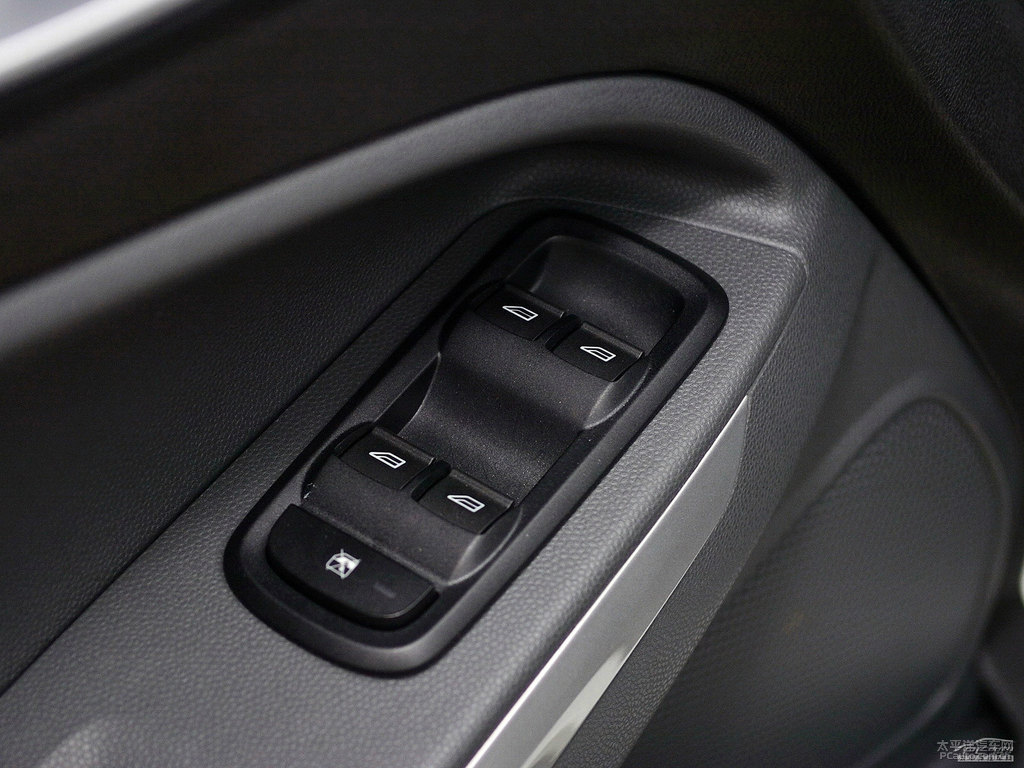 典雅白翼搏車廂內(nèi)飾圖片