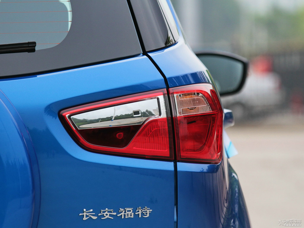情調(diào)藍(lán)翼搏車尾外觀圖片