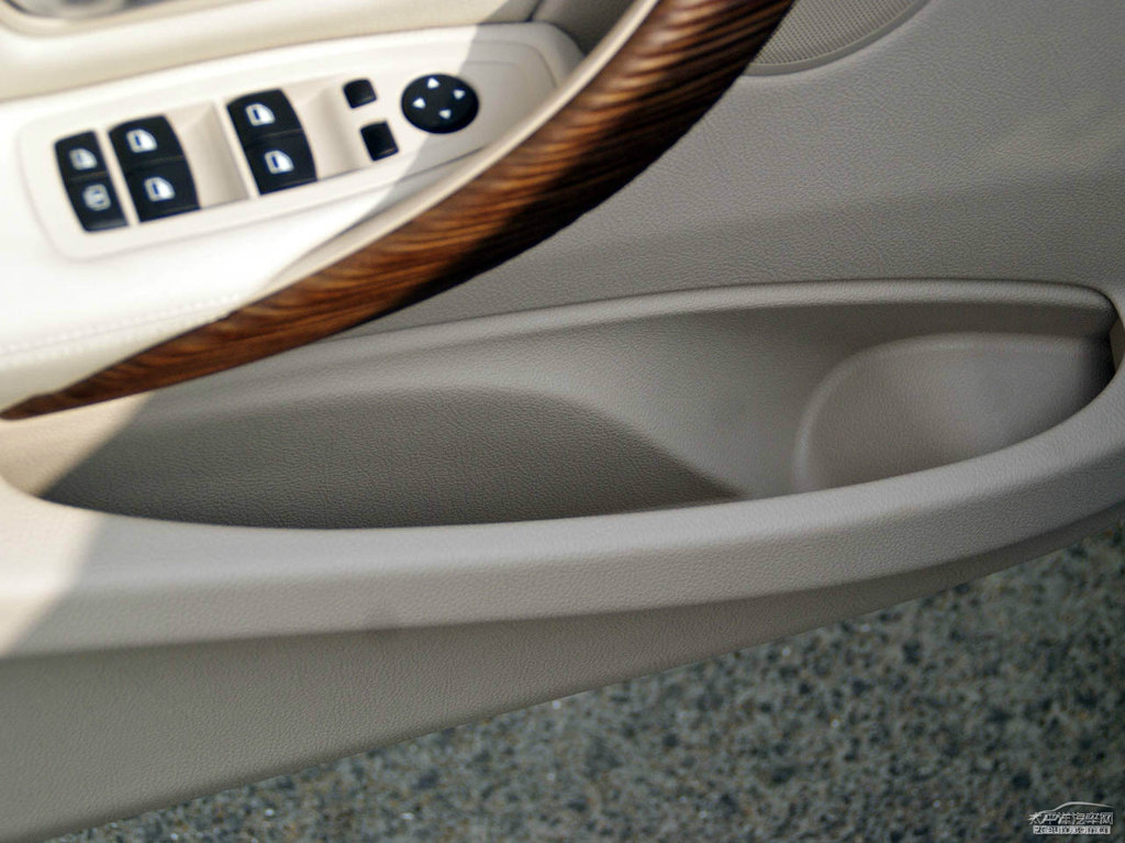 礦石灰寶馬3系空間圖片