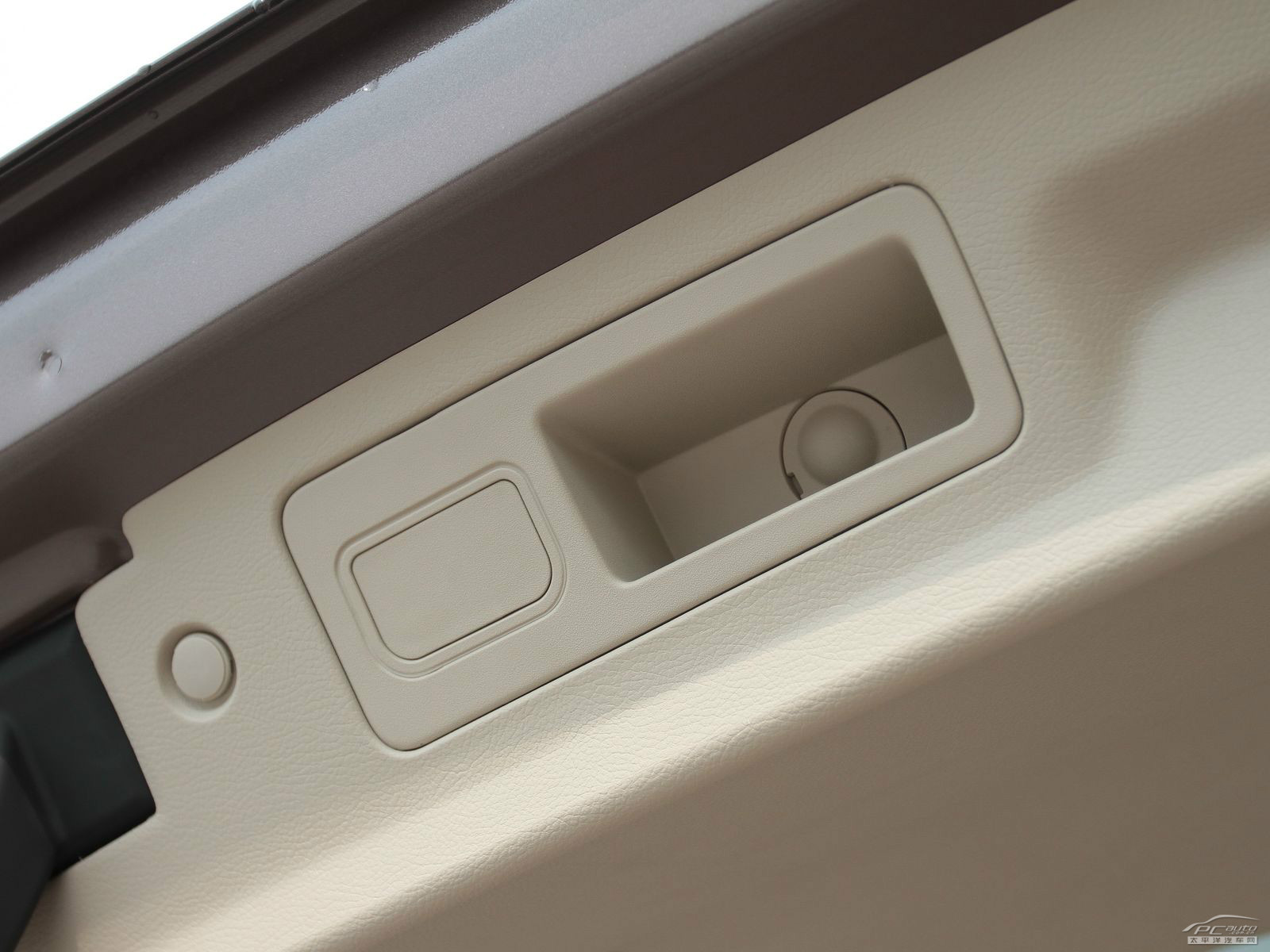 別克GL8空間高清大圖