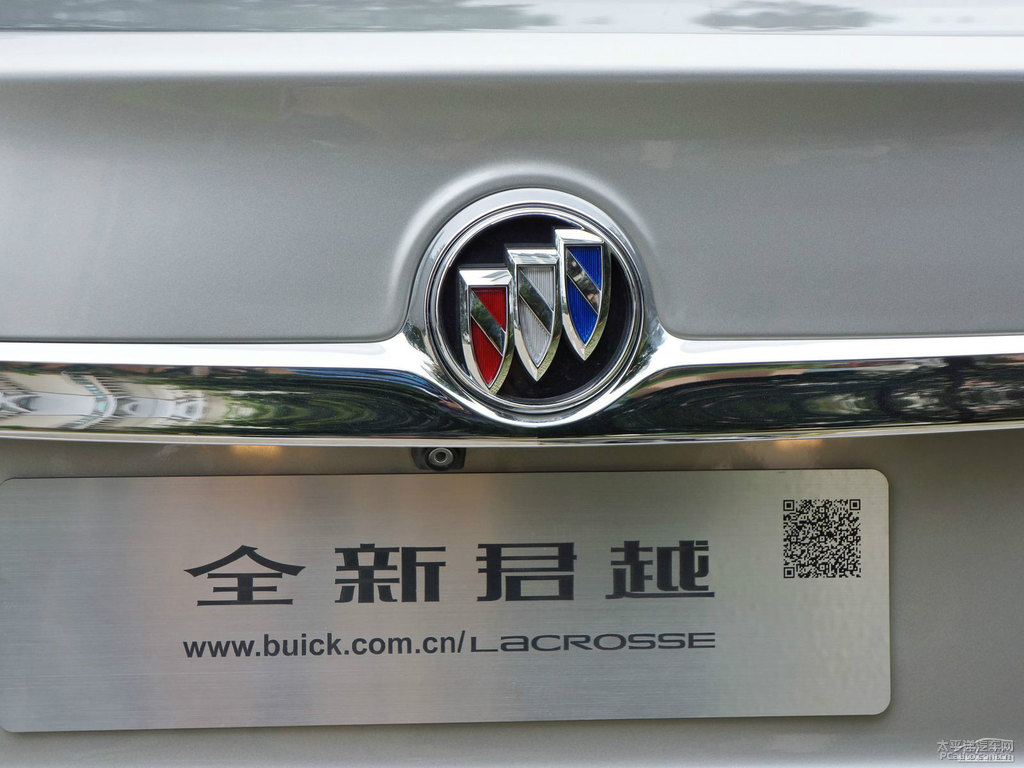極光銀君越車尾外觀圖片