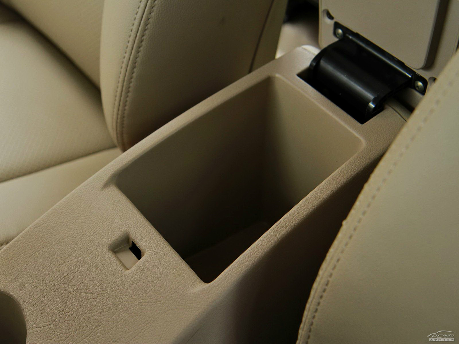 吉利GX7空間高清大圖