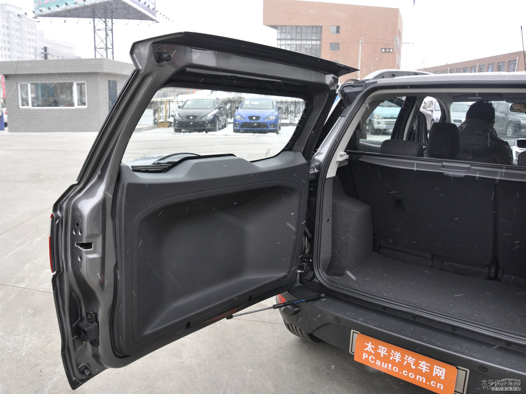 魅影灰翼搏后備廂空間圖片