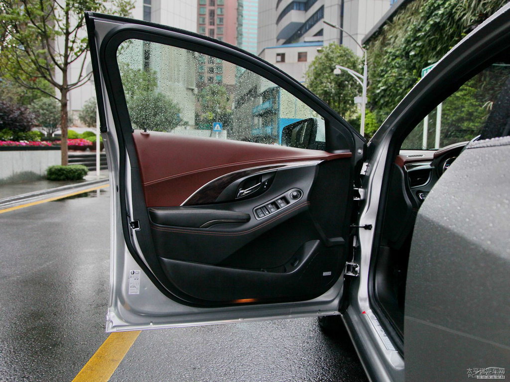 極光銀君越車廂內(nèi)飾圖片