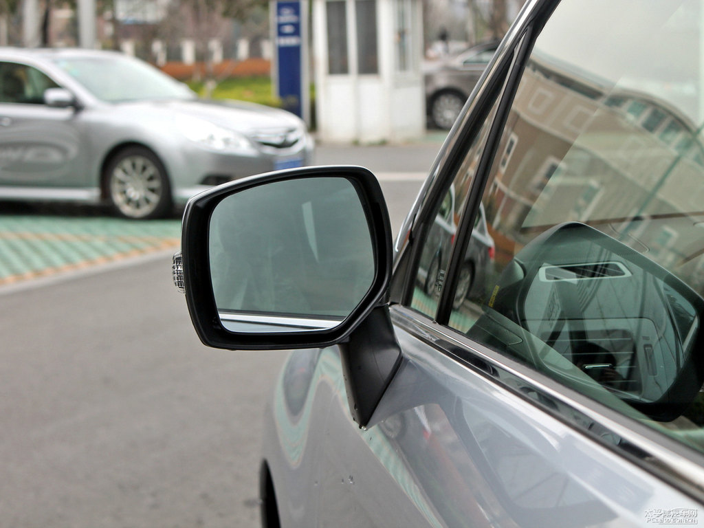 耀目寒冰銀森林人車身外觀圖片