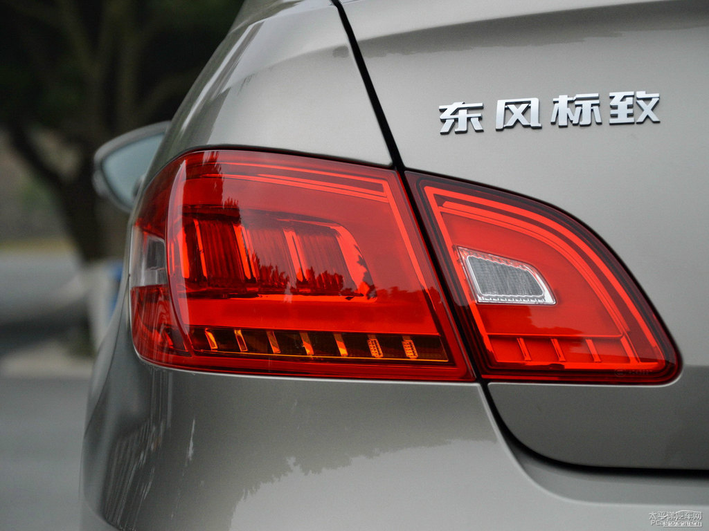 鉑金灰標致408車尾外觀圖片