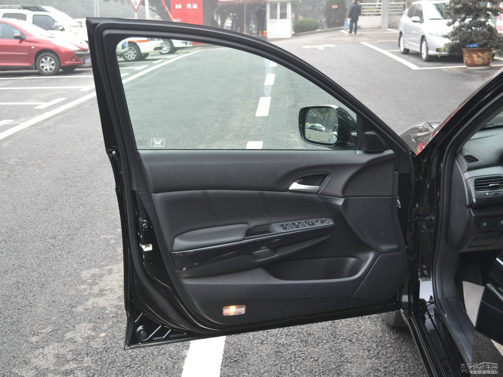 奧夫特黑雅閣車廂內(nèi)飾圖片