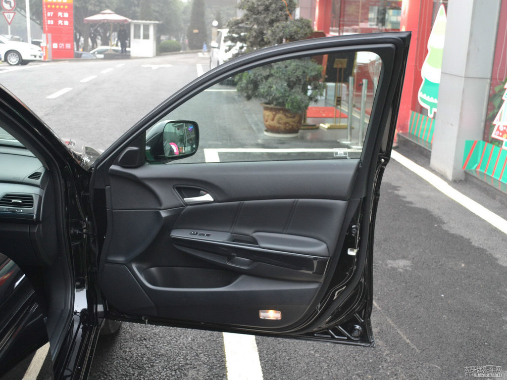 奧夫特黑雅閣車廂內(nèi)飾圖片
