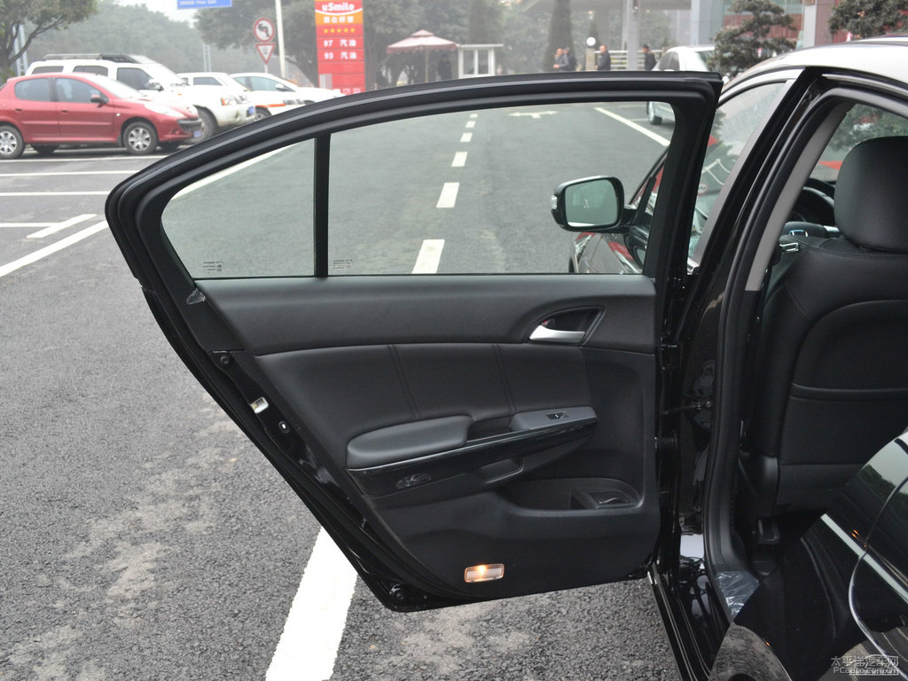 奧夫特黑雅閣車廂內(nèi)飾圖片