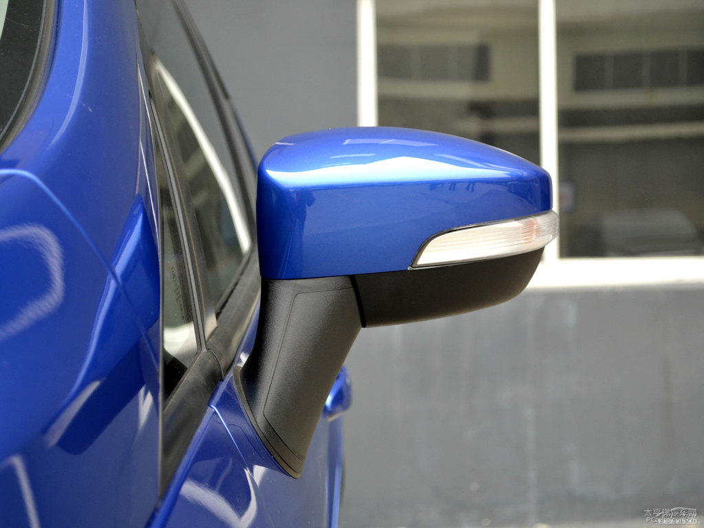 情調(diào)藍(lán)翼搏車身外觀圖片