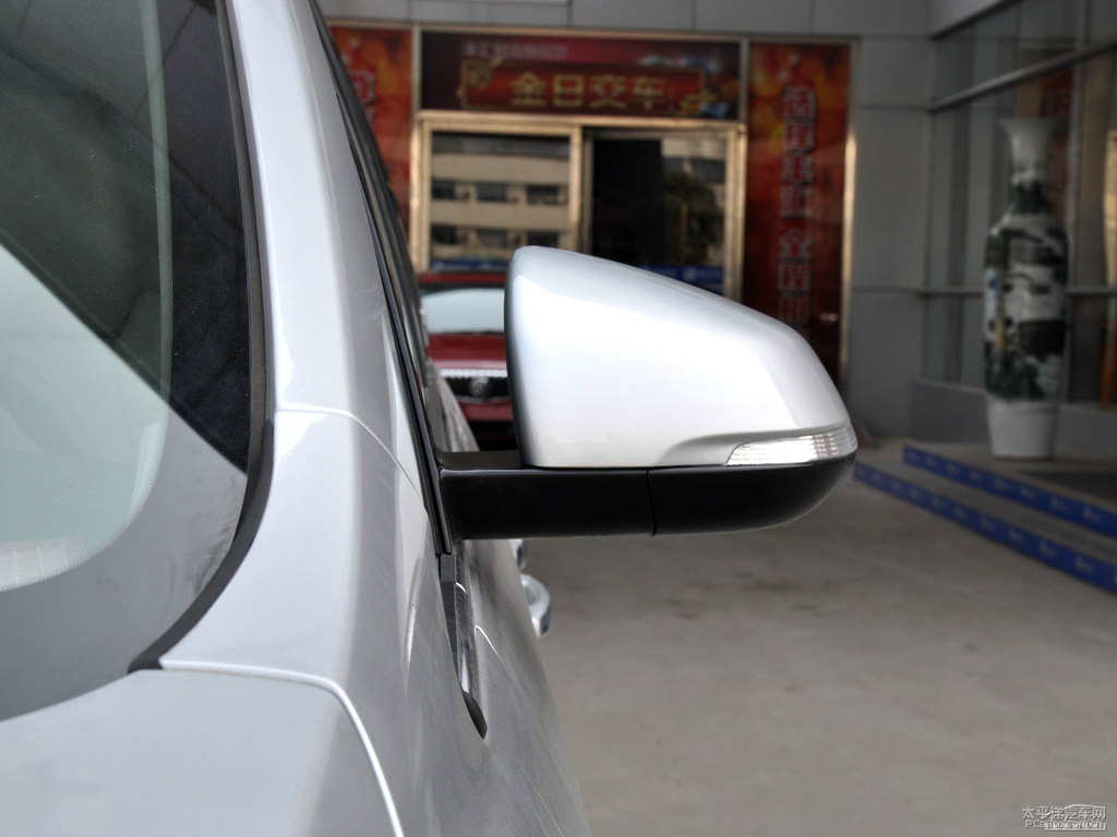鈦銀別克GL8車身外觀圖片