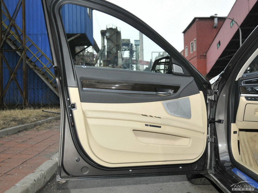 哈瓦那灰寶馬7系車廂內(nèi)飾圖片