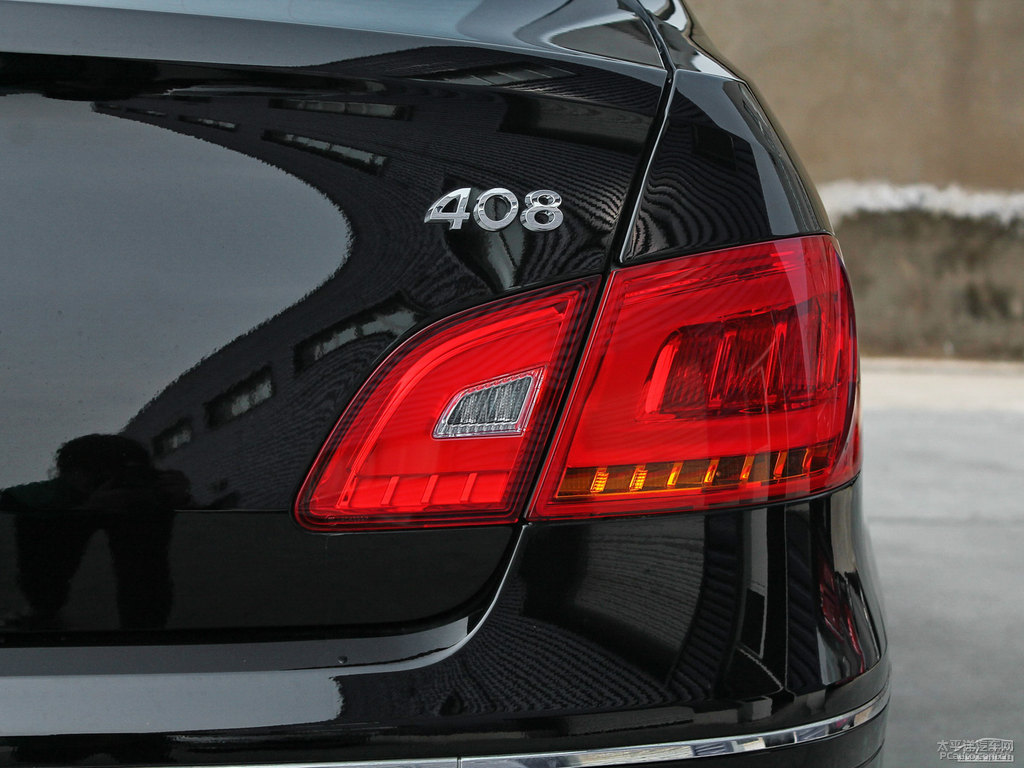 碳晶黑標(biāo)致408車尾外觀圖片