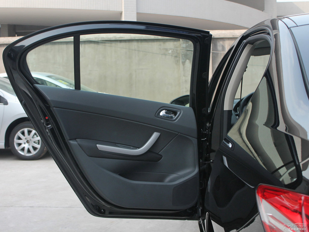 碳晶黑標致408車廂內(nèi)飾圖片