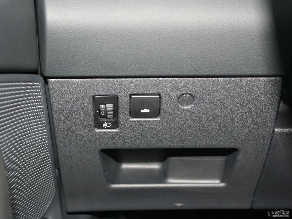 碳晶黑標致408中控內(nèi)飾圖片