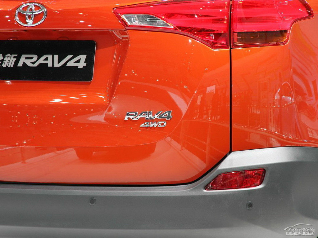 RAV4榮放車尾外觀圖片