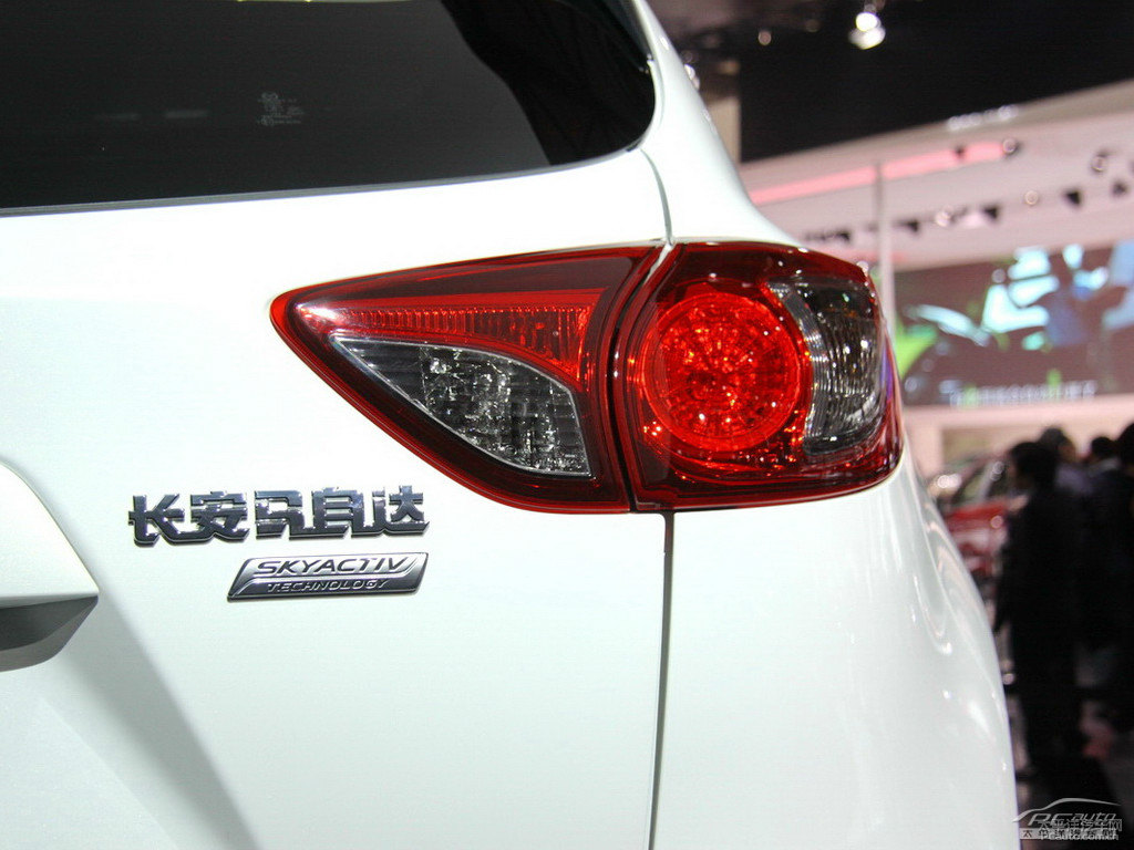 珠光白馬自達(dá)CX-5車尾外觀圖片