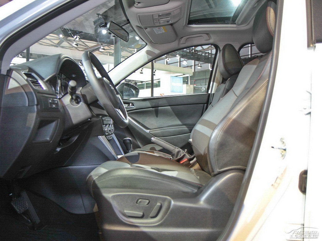 珠光白馬自達(dá)CX-5車廂內(nèi)飾圖片