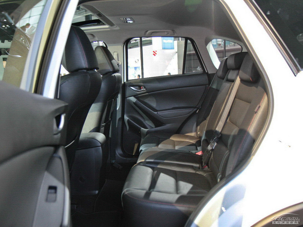 珠光白馬自達(dá)CX-5車廂內(nèi)飾圖片