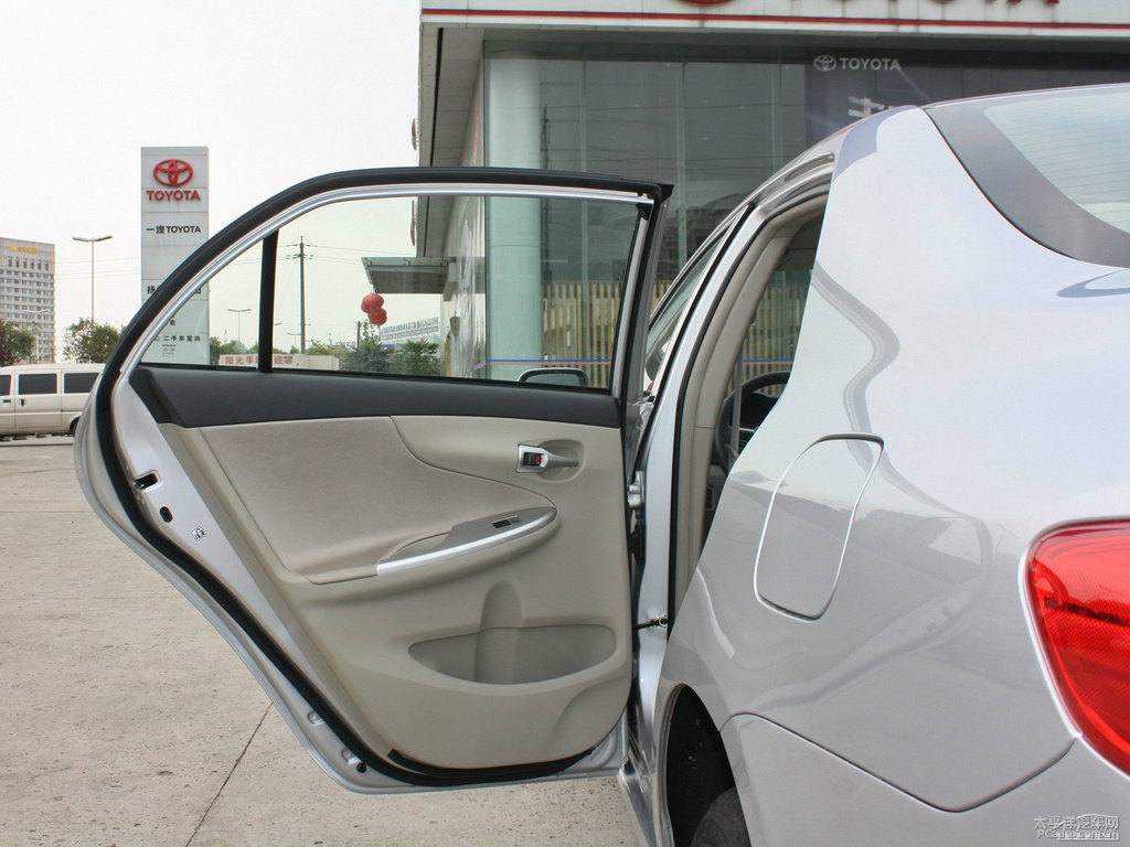 銀色卡羅拉車廂內(nèi)飾圖片