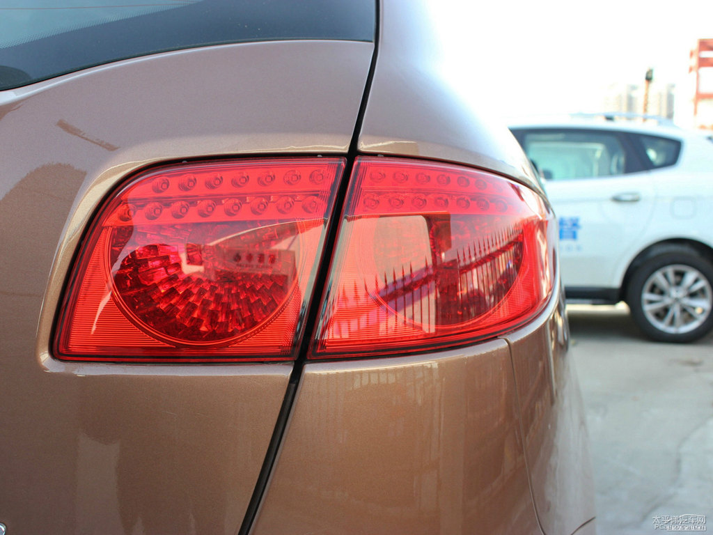 Kȼ{ǽݴ7 SUV܇β^DƬ