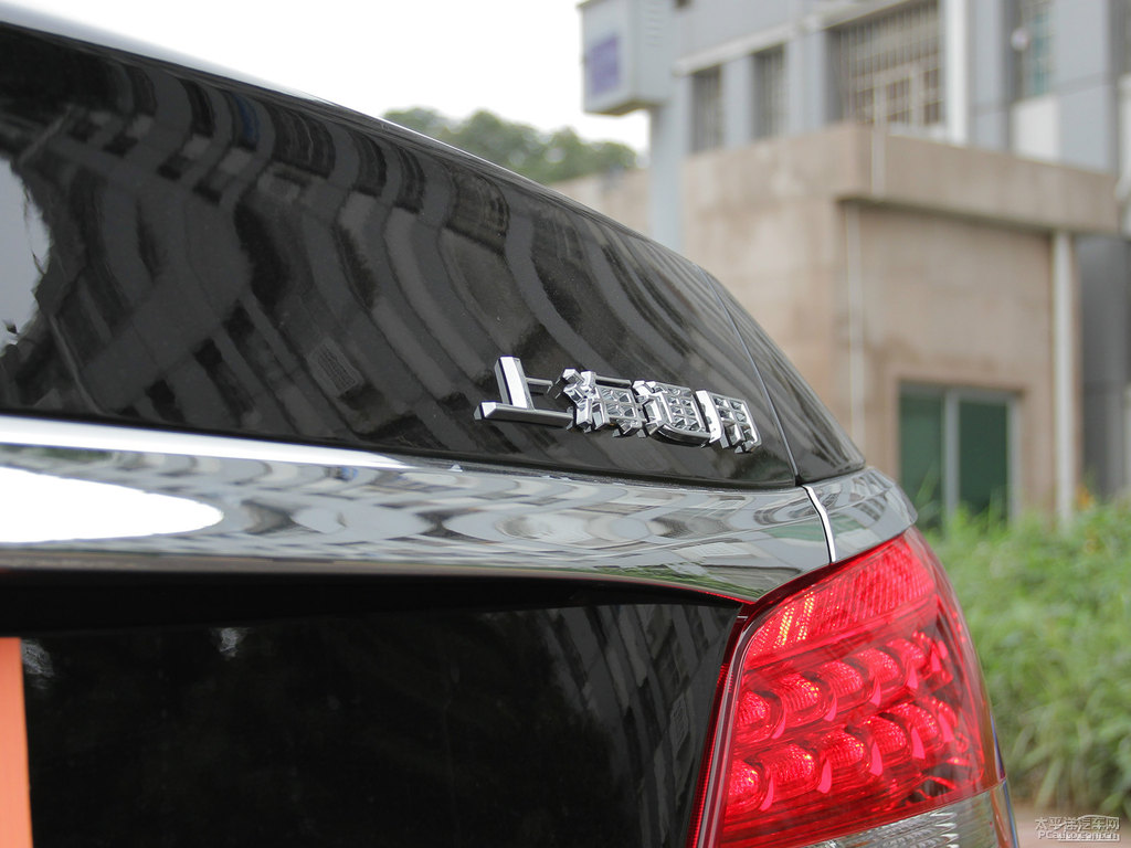 墨玉黑君越車尾外觀圖片