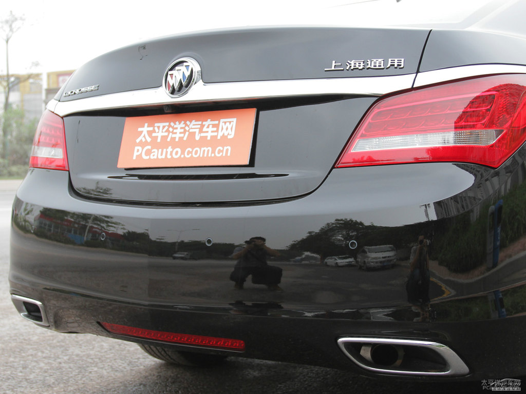 墨玉黑君越車尾外觀圖片