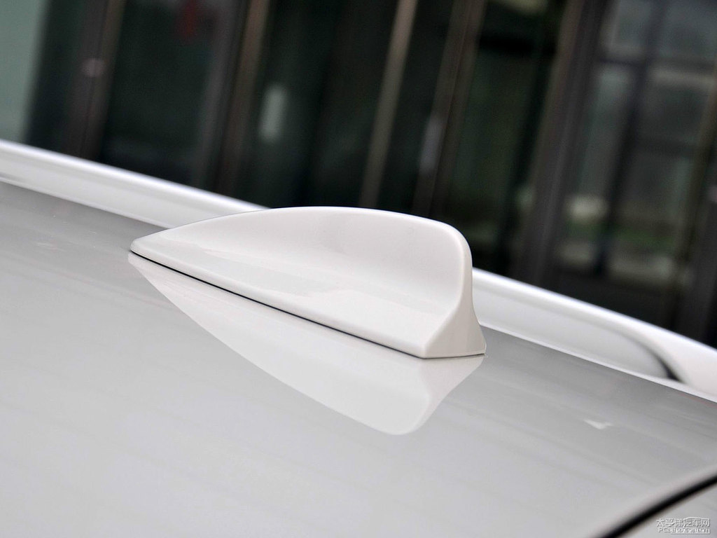 雪山白寶馬X1車身外觀圖片