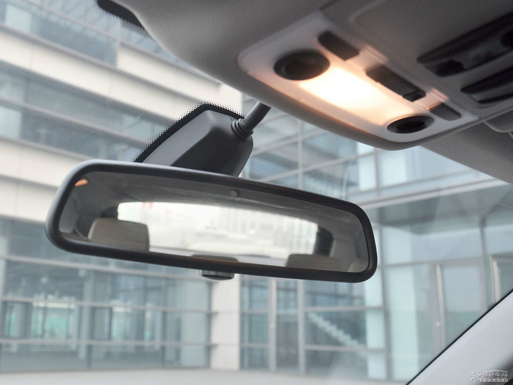 雪山白寶馬X1車廂內(nèi)飾圖片