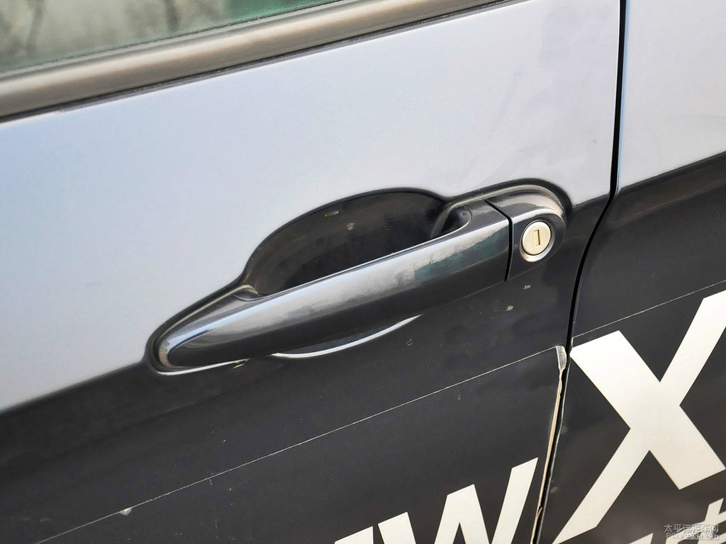帝王藍寶馬X1車身外觀圖片