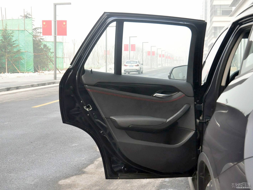 帝王藍(lán)寶馬X1車廂內(nèi)飾圖片