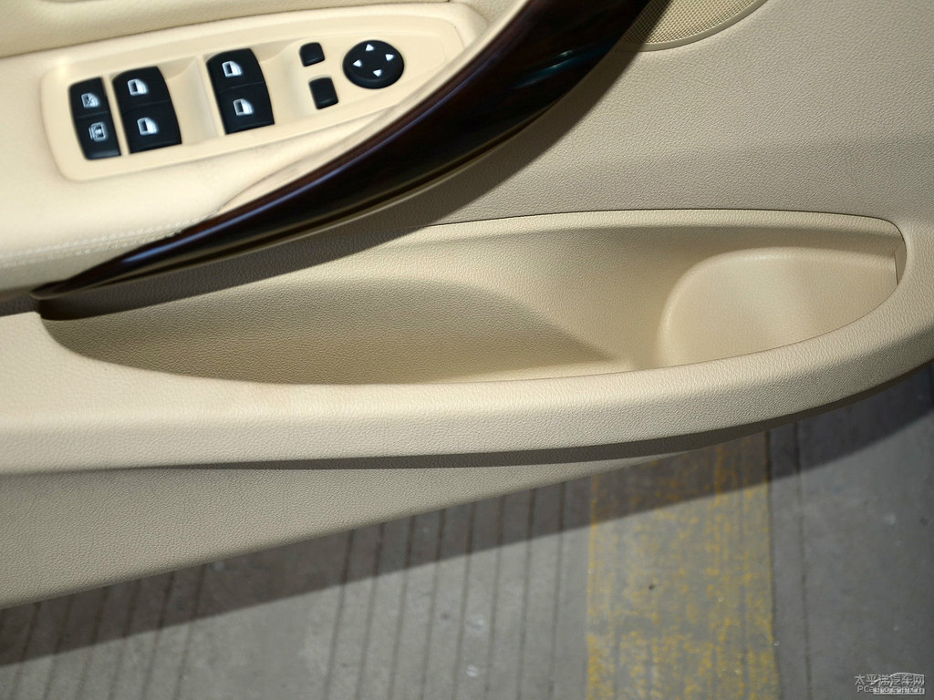 墨爾本紅寶馬3系空間圖片
