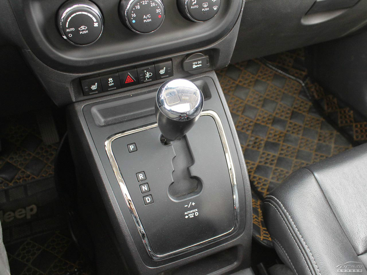 指南者(進(jìn)口)內(nèi)飾高清大圖