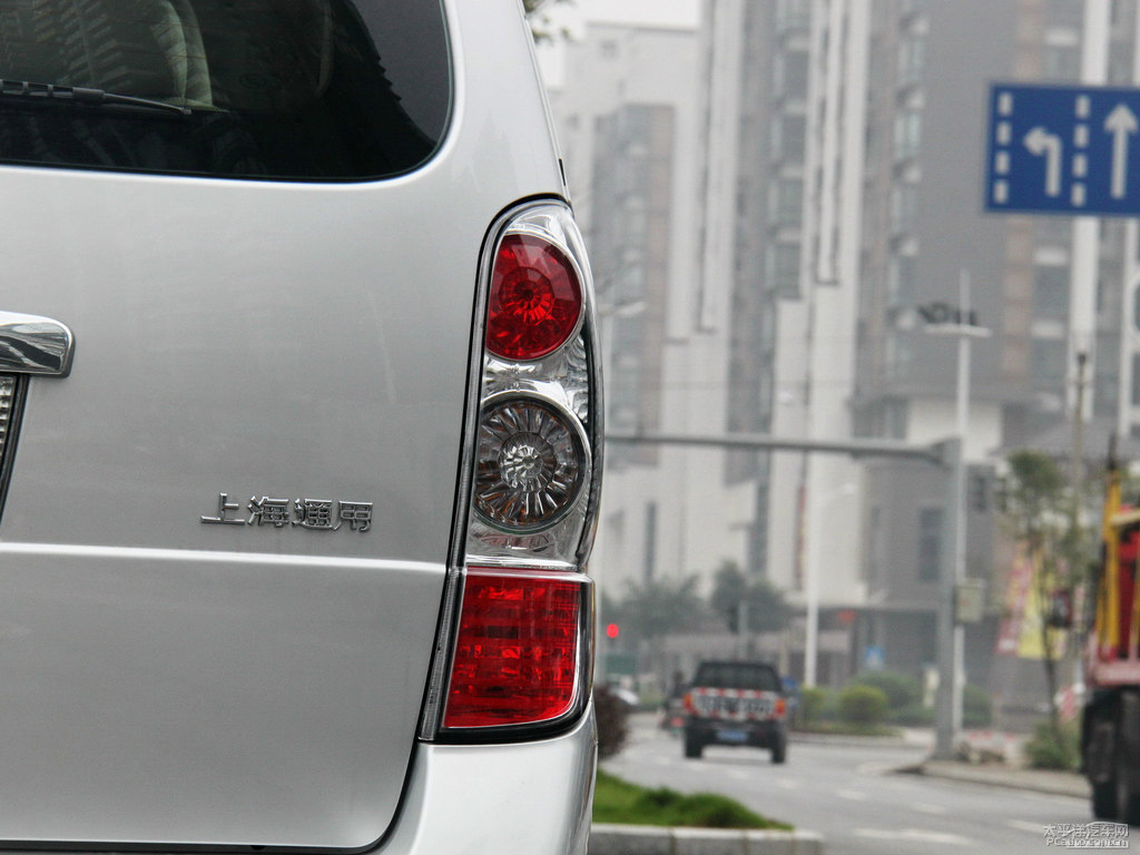 鈦銀別克GL8車尾外觀圖片
